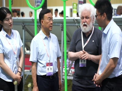 光生萬(wàn)物 一機(jī)絕塵丨天意科技智能光伏清潔機(jī)器人亮相SNEC 2025