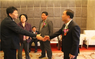 國家發(fā)展改革委資源節(jié)約與環(huán)境保護(hù)司牛波處長（和劉總握手）、全國墻材革新工作委員會會長滕軍力（女士）