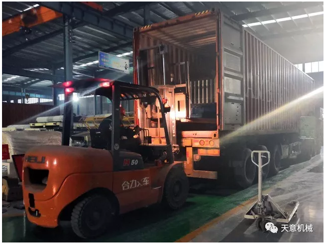 天意機(jī)械為柬埔寨客戶(hù)加工生產(chǎn)年產(chǎn)80萬(wàn)平方輕質(zhì)墻板生產(chǎn)線(xiàn)成功裝車(chē)啟運(yùn)！