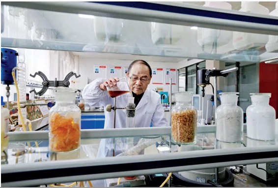 聘用高?？萍既藛T做技術(shù)顧問（王勉勵 / 攝影）